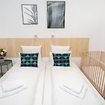 Very Central Extra Large Brand New Aircon Apartment