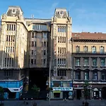 Very Central Extra Large Brand New Aircon Apartment