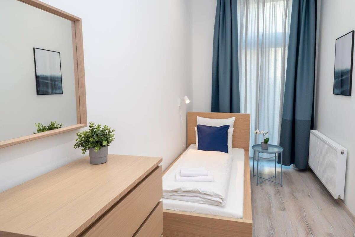 Very Extra Large Brand New Aircon * Budapest