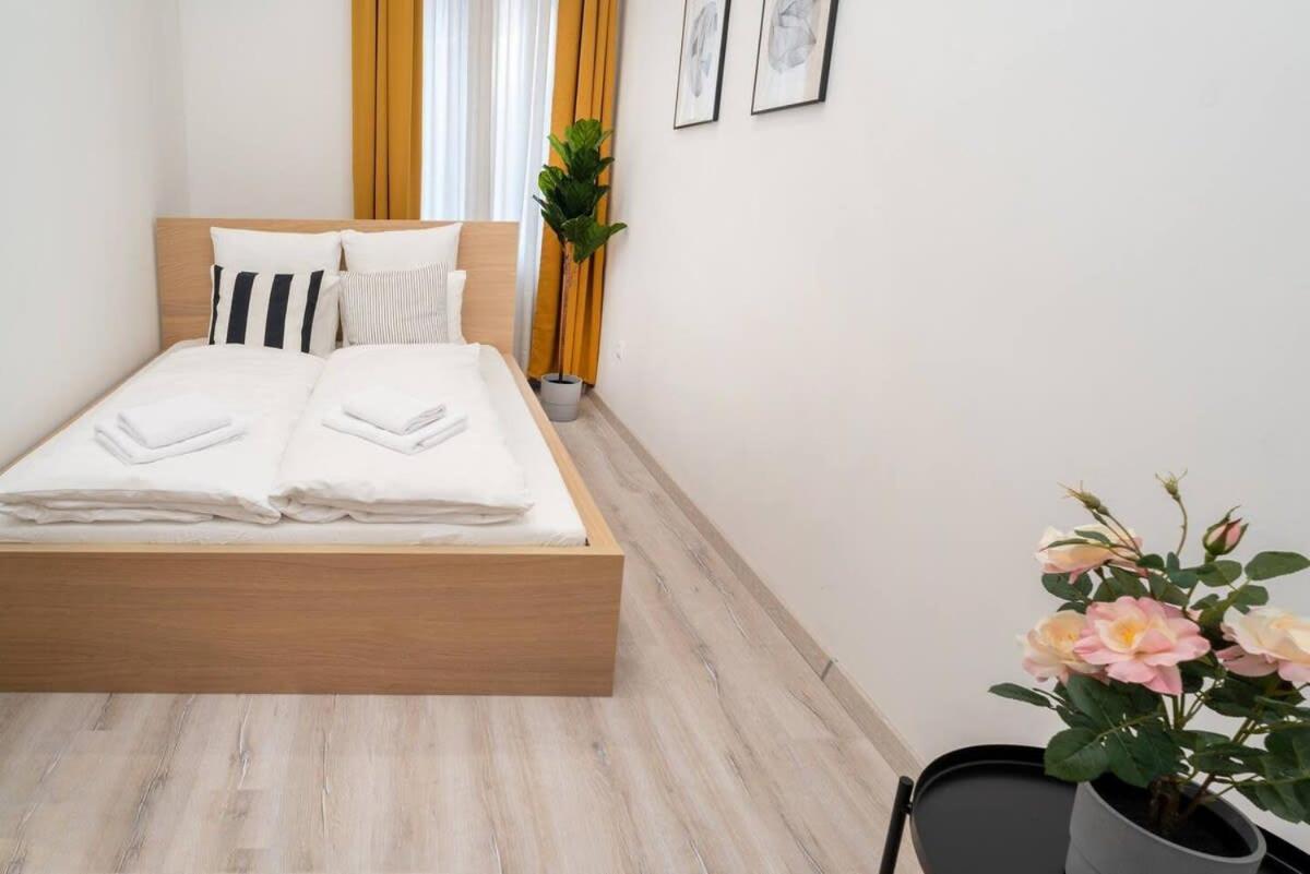 Very Extra Large Brand New Aircon * Budapest